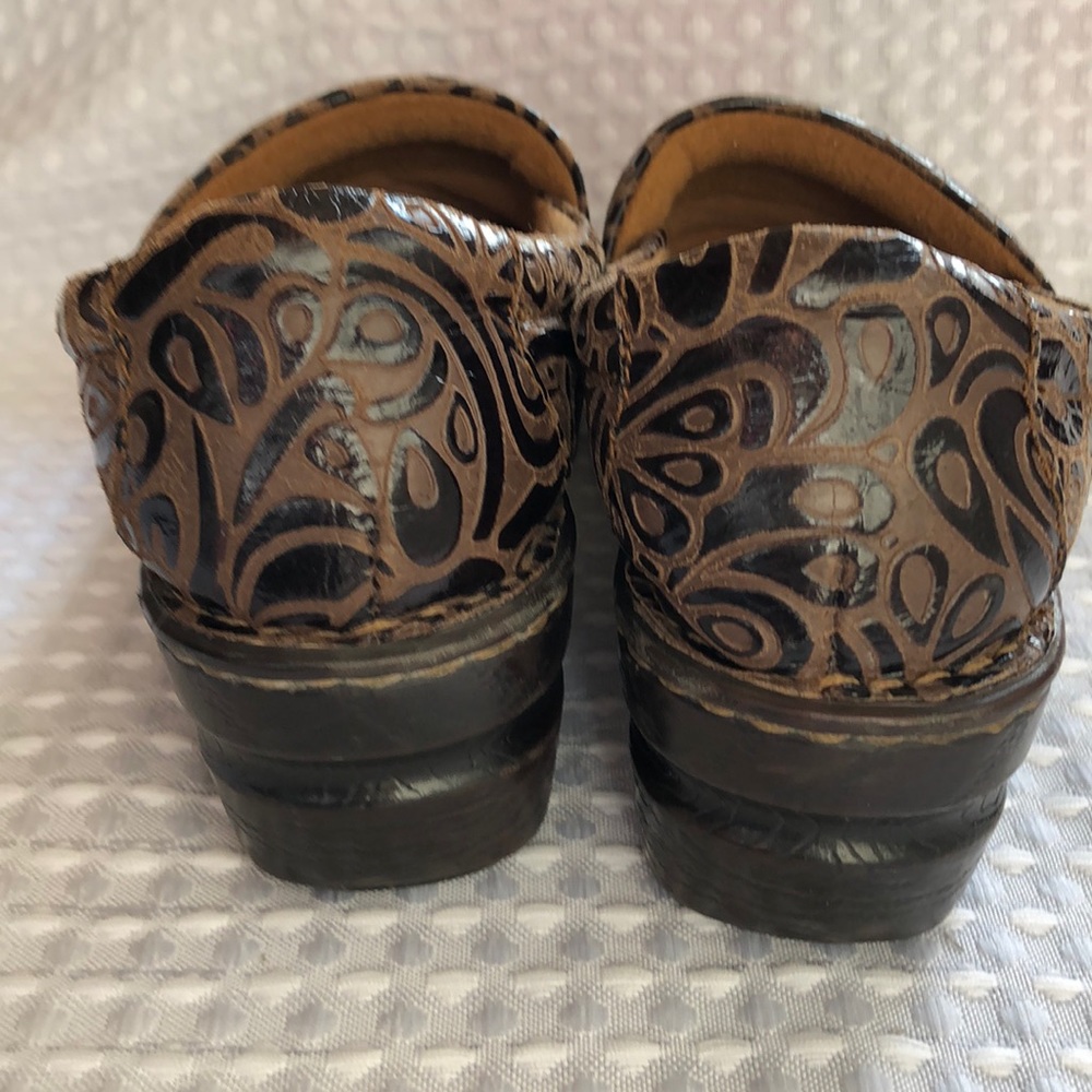b.ø.c. Peggy Slip-On Embossed Clog - Picture 6 of 16